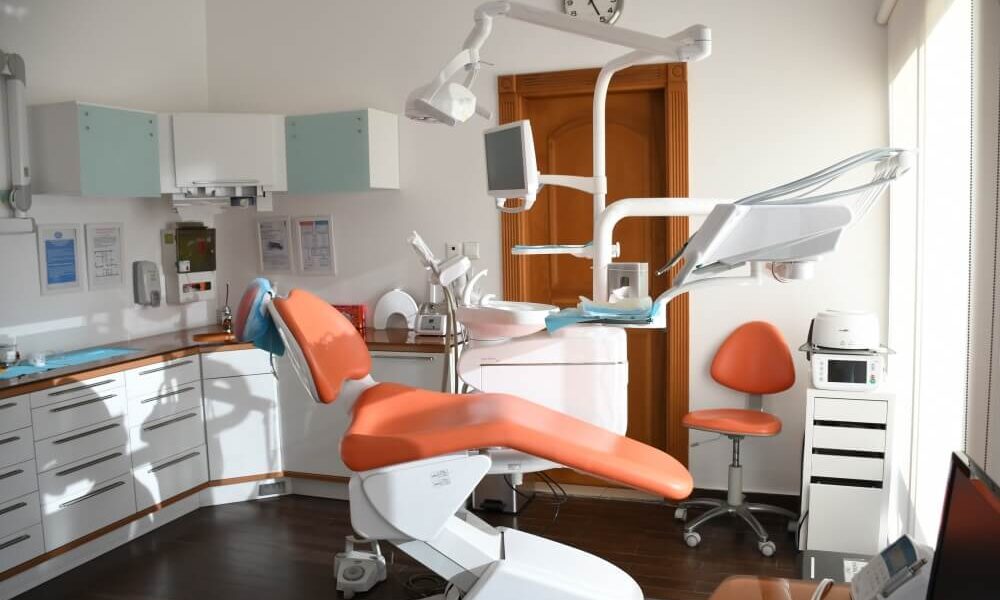 Wyposażenie gabinetu stomatologicznego – jak go urządzić i czego nie może w nim zabraknąć?