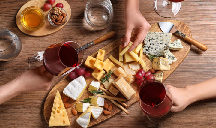 Jak ułożyć deskę serów – skomponuj jadalną dekorację na stół w jadalni