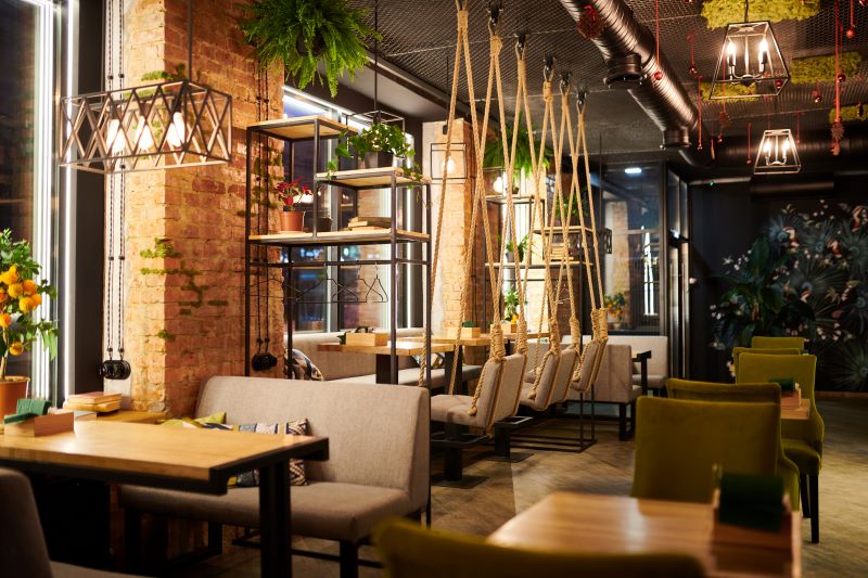 Restauracja - wystrój z ciepłym światłem i roślinnością wystrój restauracji z ciepłym oświetleniem
